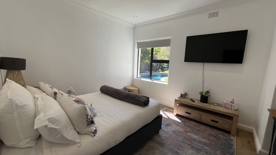 5 Bedroom Property for Sale in Clovelly Western Cape